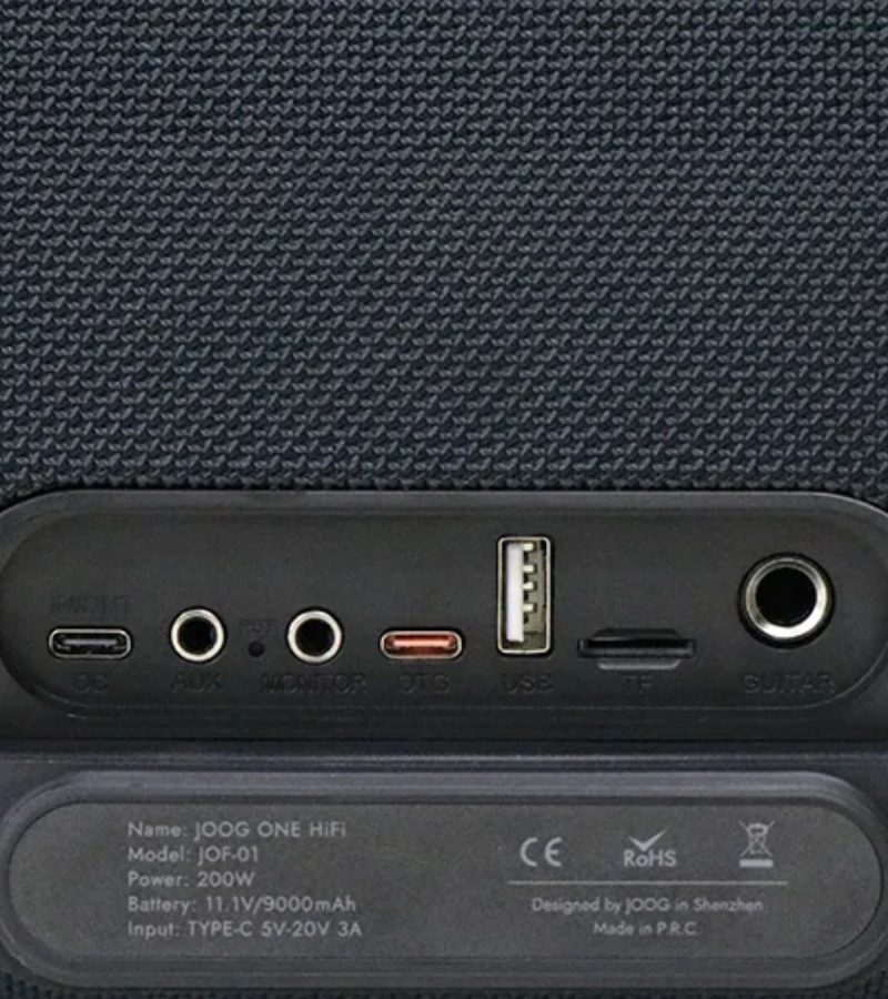 Caixa de som com múltiplas conexões e suporte a guitarra